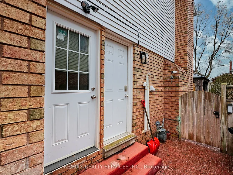 8 Yeoman Dr #BASEMENT — Photo 2