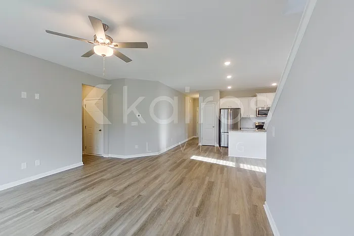 4 bed, 2.5 bath, 1923 sqft, $2,075 — Photo 3