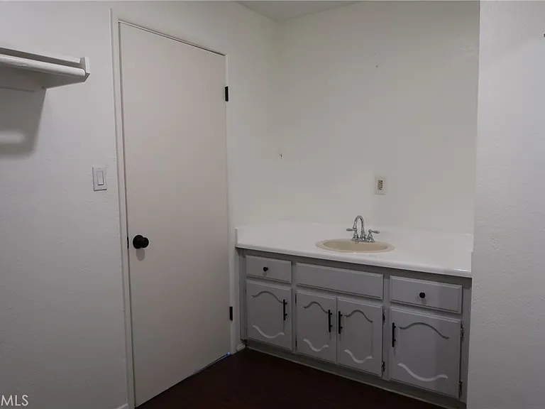 455 Nassau Ave — Photo 11