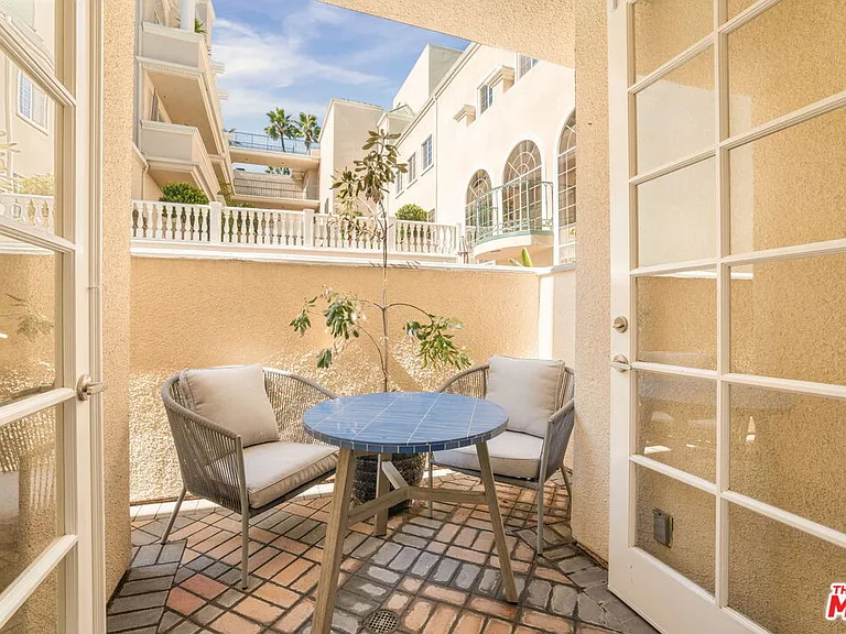 930 N Doheny Dr #103 — Photo 18