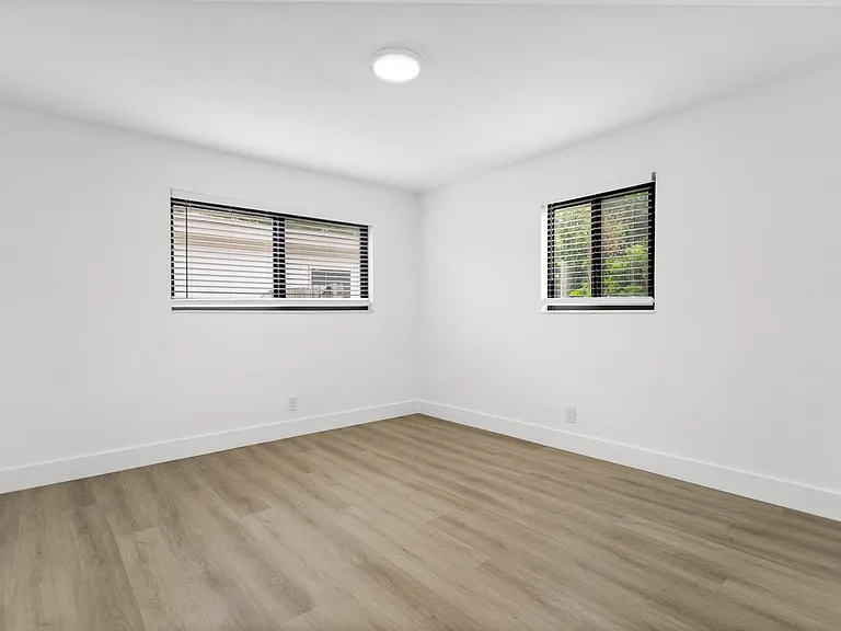 3743 NE 16th Ter — Photo 16