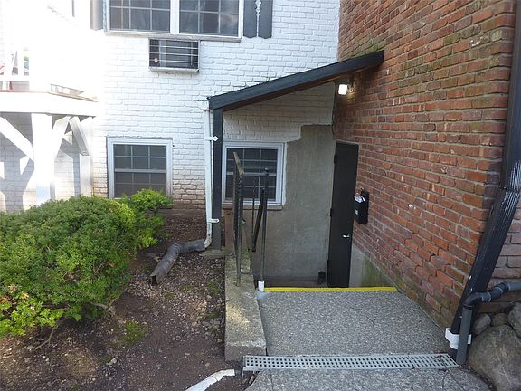 5th image of 133 Parkside Dr #B