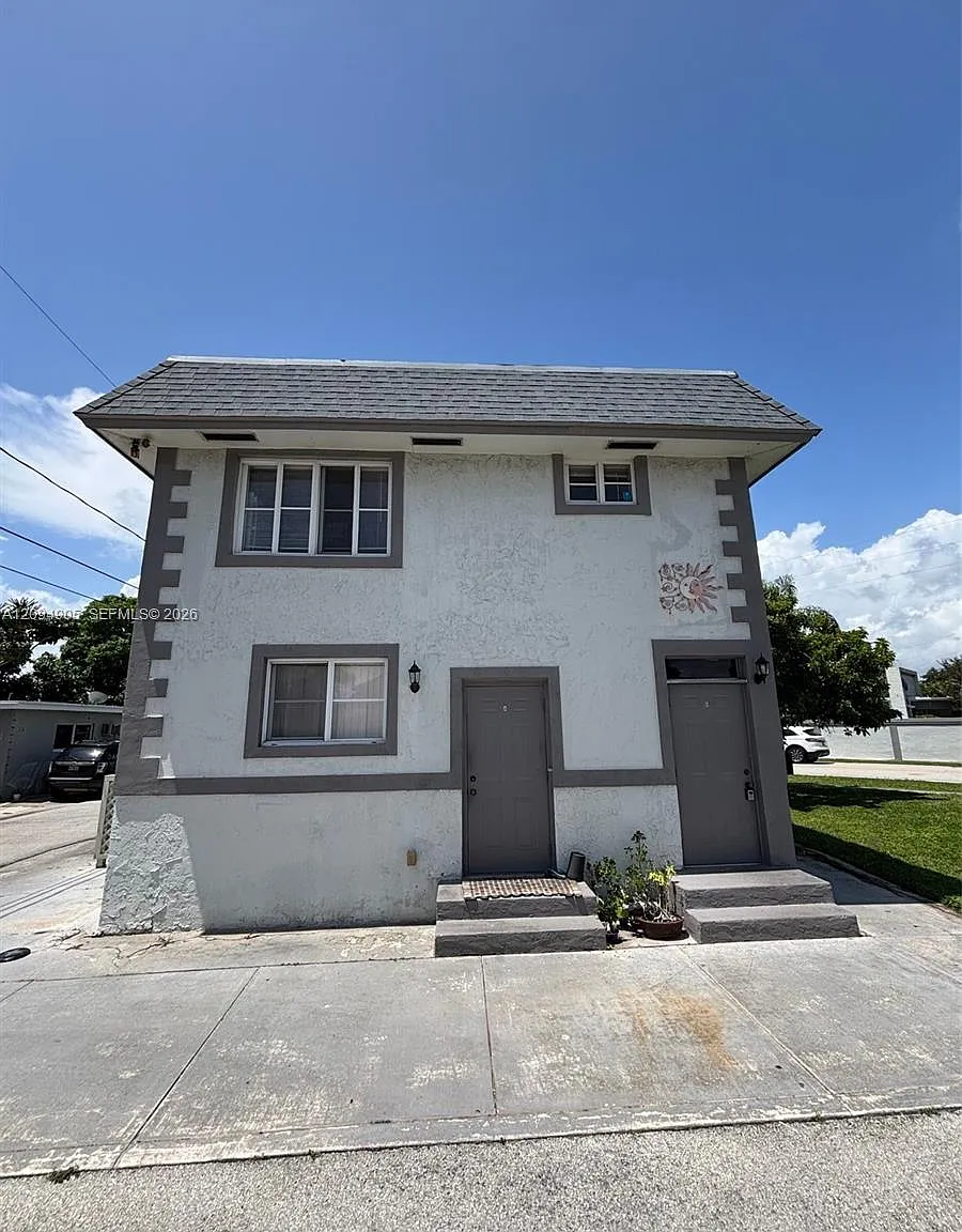 North Hollywood — Photo 1