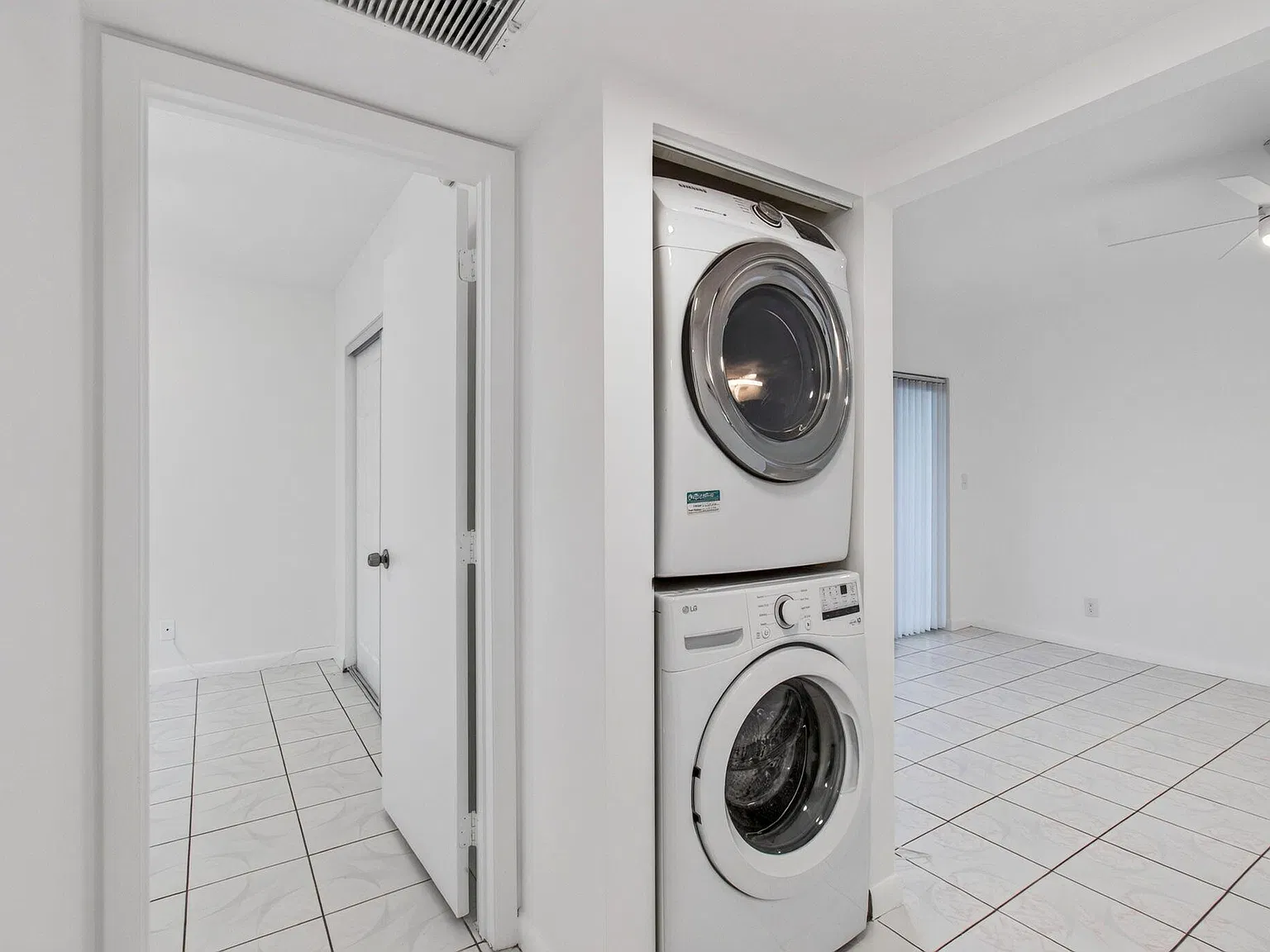 3 bed, 2.0 bath, 1079 sqft, $2,400 — Photo 4