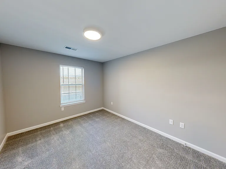 Burlington Oaks Apartments — Photo 31