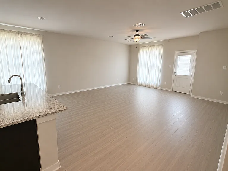 125 University Ave — Photo 6