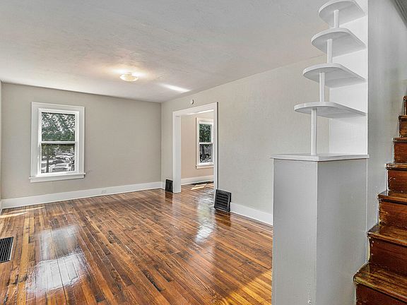 4th image of 542 E Alcott St