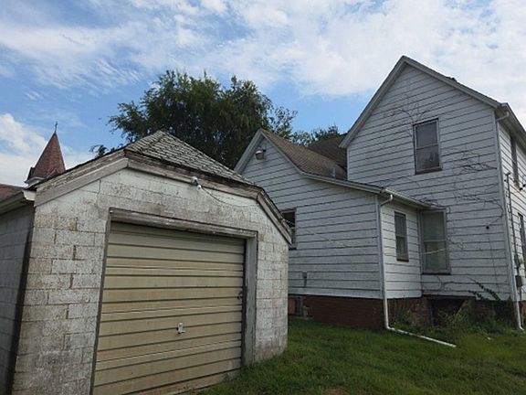3rd image of 220 W 8th St