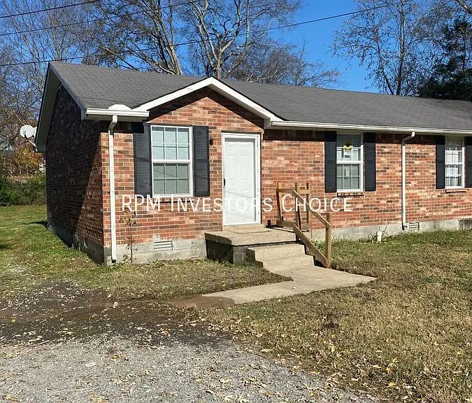 906 Laura St — Photo 2