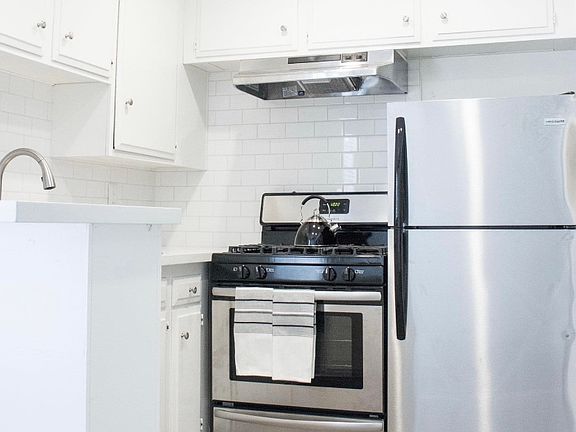 5th image of 20904 Bloomfield Ave #17