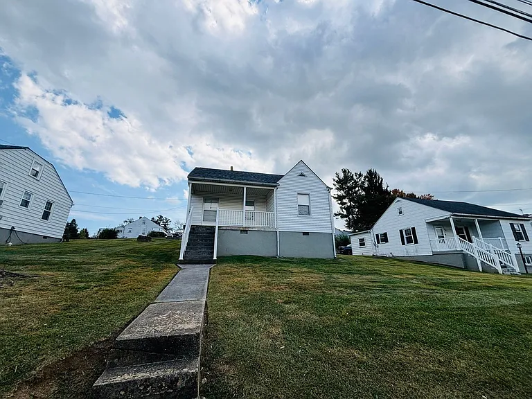 402 Radford St — Photo 1