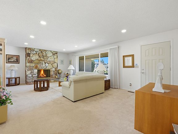 4th image of 1750 E Crescent View Dr