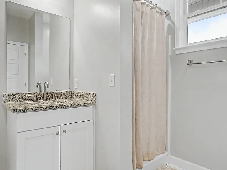 214 E Franklin St — Photo 23