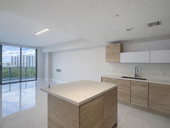 5th image of 16385 Biscayne Blvd Unit 1102
