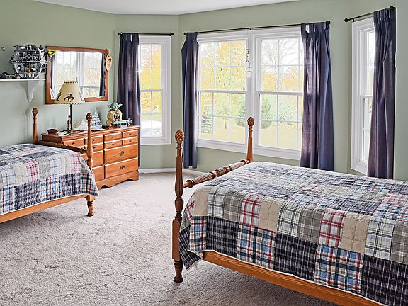 5th image of 18 Lauren Ln