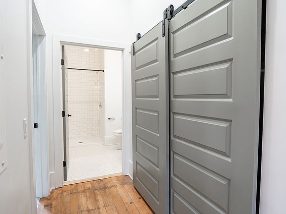 4th image of 4402 Butler St #101