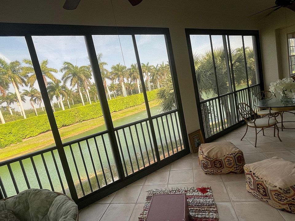 Spacious Lanai facing the lake and royal palm trees