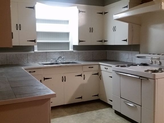 4th image of 210 Parkhurst Ave