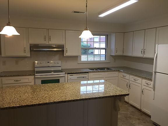 4th image of 818 Meadow Ln