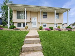 4721 Pine View Dr NE, Cedar Rapids, IA 52402