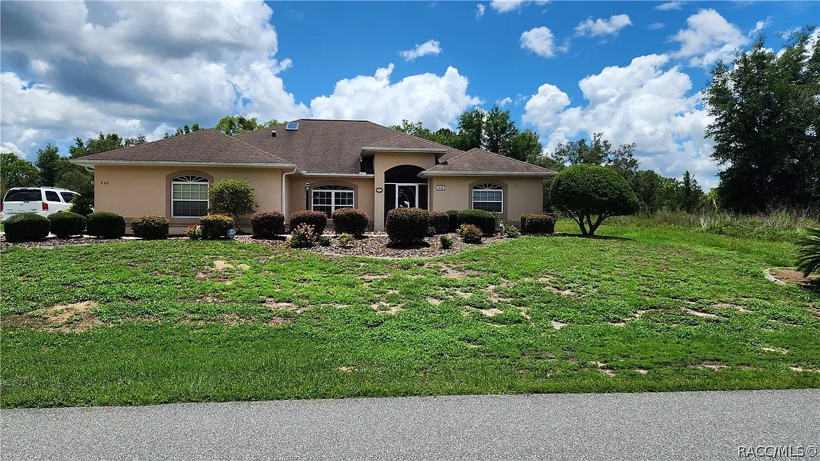3 bed, 2.0 bath, 2163 sqft, $3,000 — Photo 1