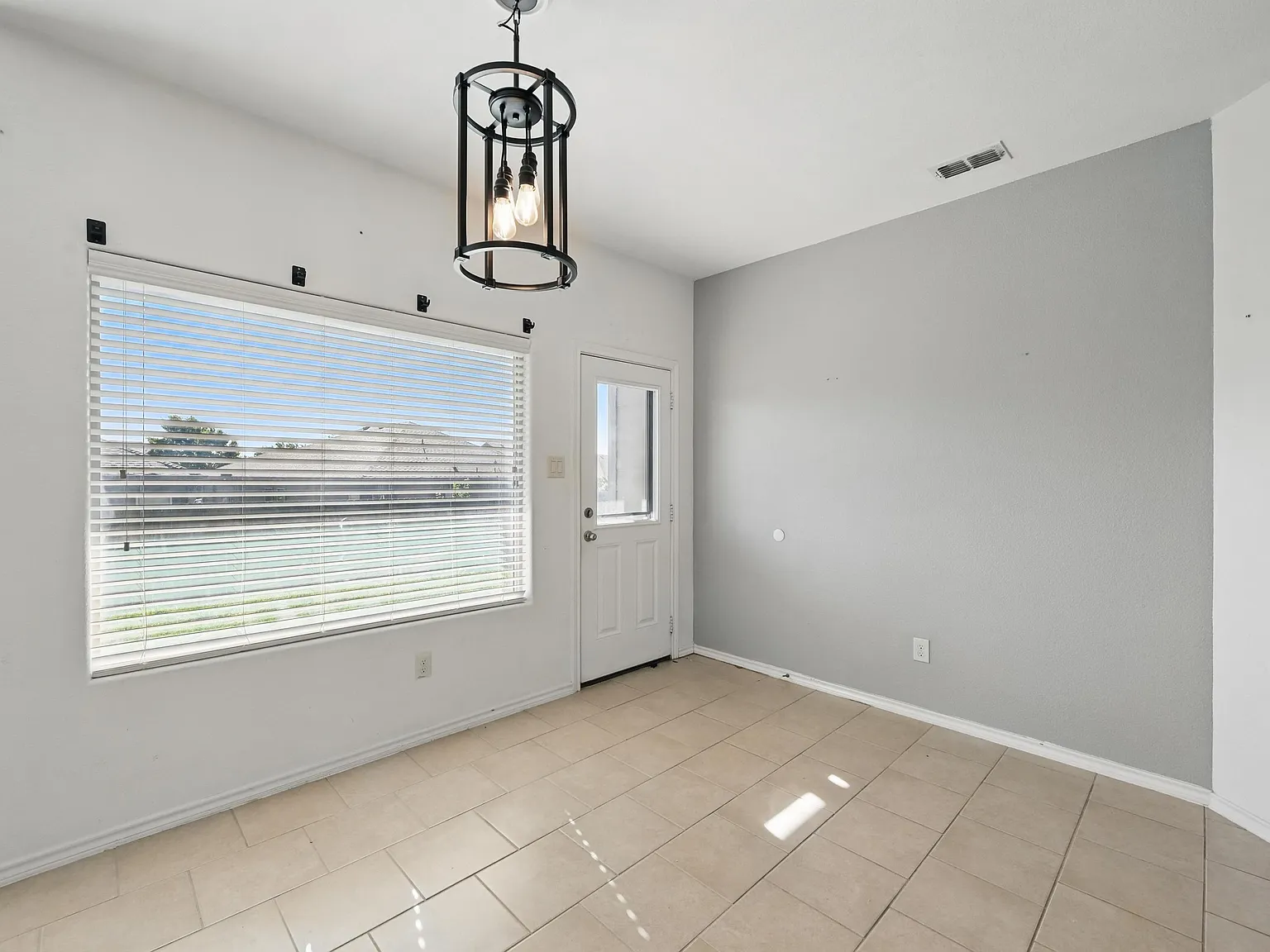 4 bed, 1818 sqft, $2,190 — Photo 3