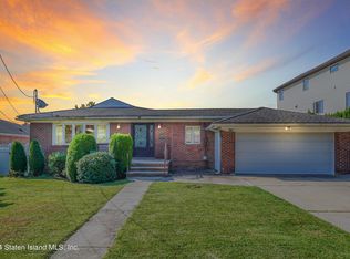 702 W Fingerboard Rd, Staten Island, NY 10305