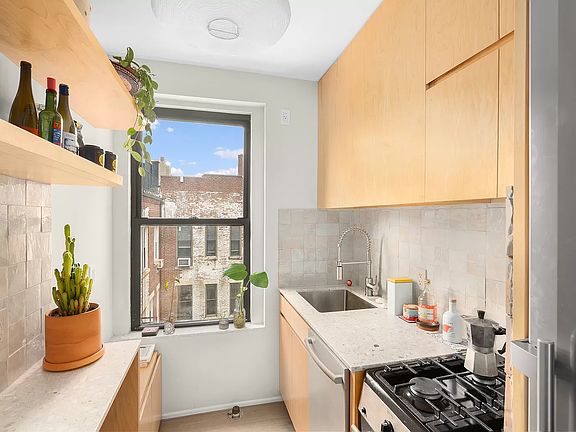 4th image of 315 E 12th St APT 30