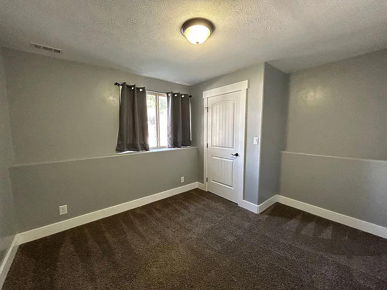221 N 780 E — Photo 16