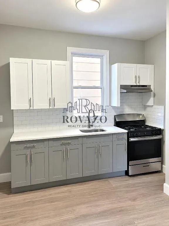 4 bed, 950 sqft, $2,700 — Photo 1