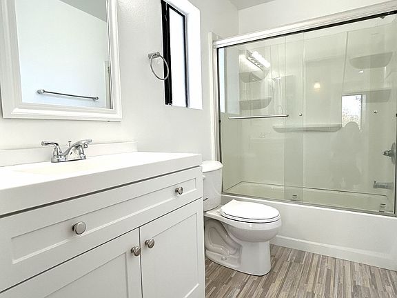 3rd image of 465 Oak St APT 202