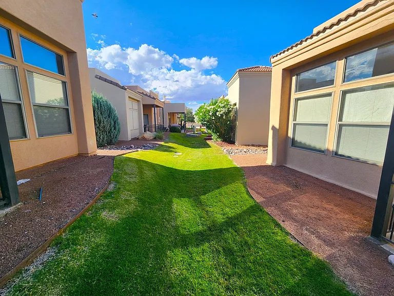 2409 Cortina Mnr — Photo 38