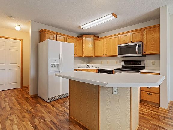 5th image of 2440 Oakridge Cir