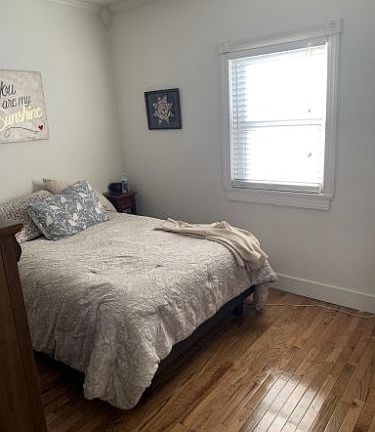 4th image of 128 E 9th St