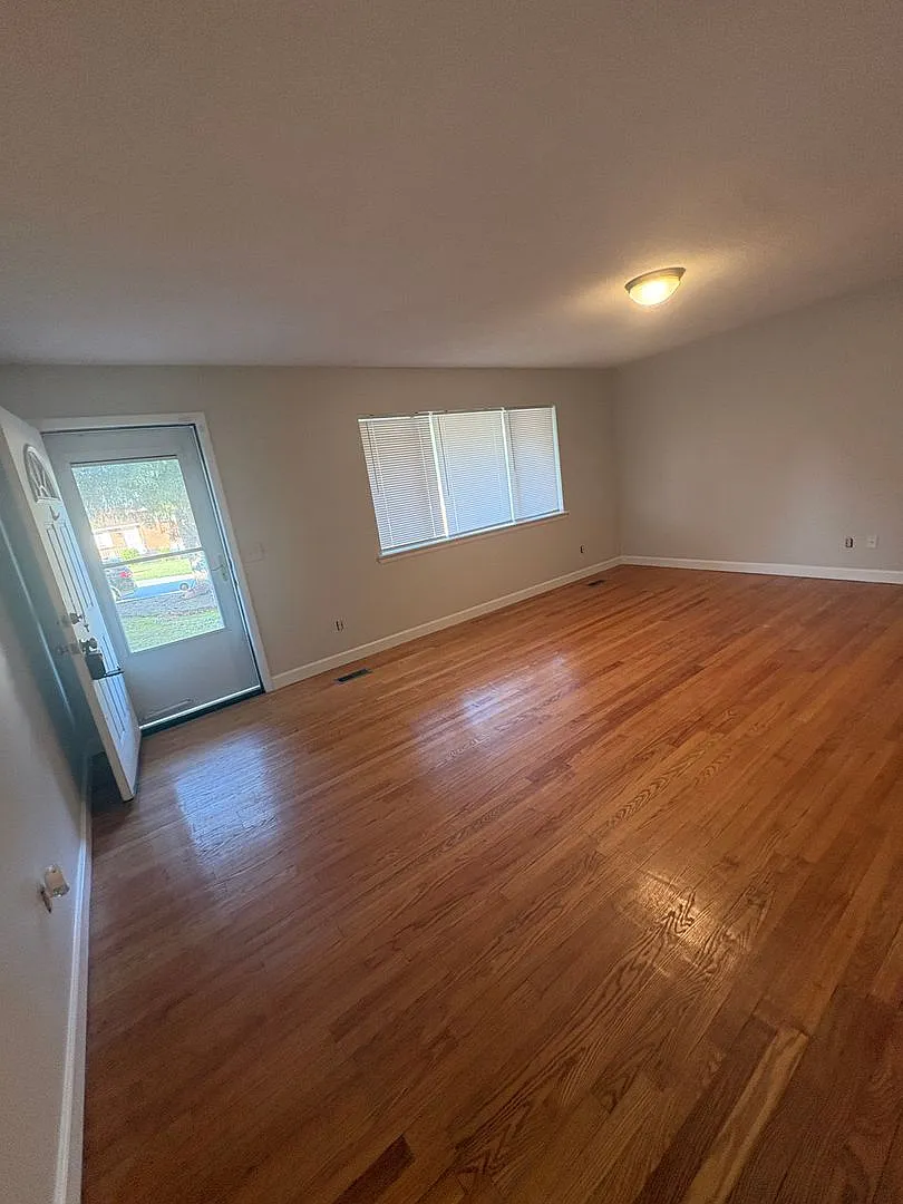 Coming Soon! Don't Miss This 3 Bedroom 1.5 Baths With Garage, Fenced Backyard, Den And Patio For ... — Photo 2