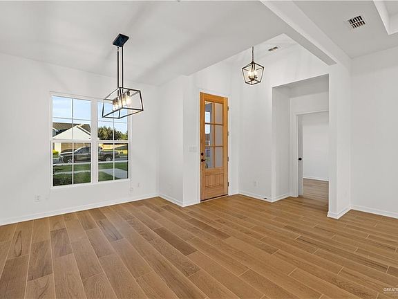 4th image of 733 Saint Vincent Dr