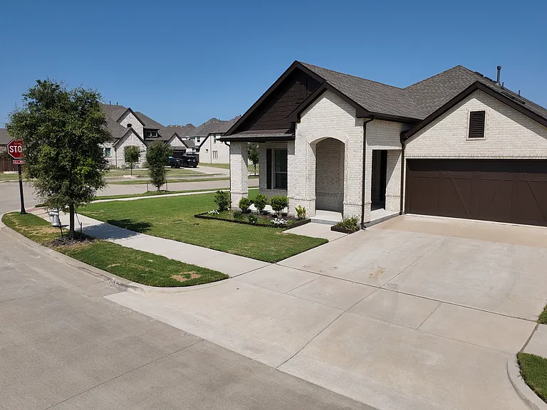 2900 Bluff Creek Dr — Photo 3