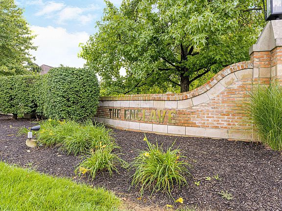 2nd image of 2221 Hedgerow Rd #2221F
