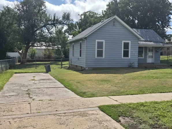 422 E 7th St, Russell, KS 67665
