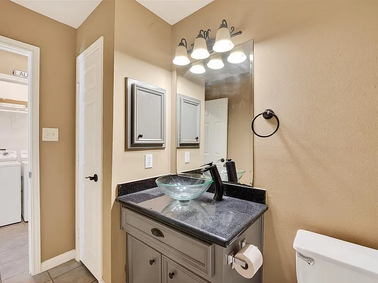 2804 Chenevert St — Photo 8