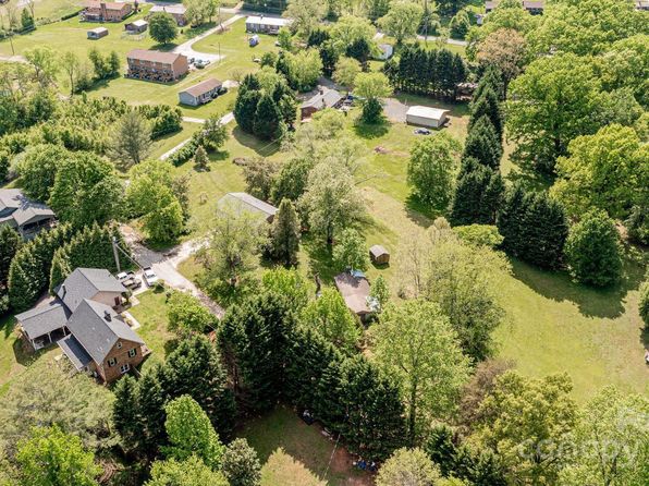 2734 Haas Ln, Lenoir, NC 28645