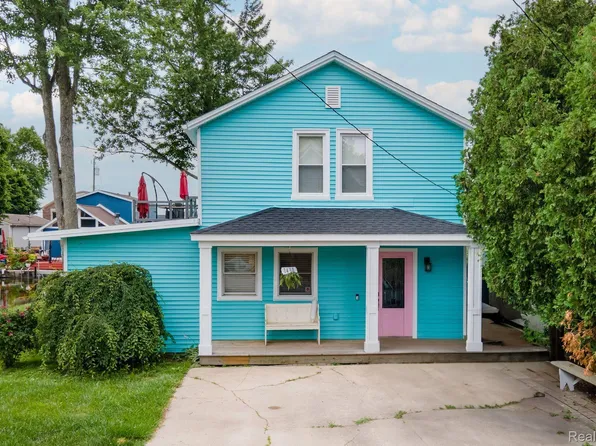 1430 Rossdale Dr, Waterford, MI 48328