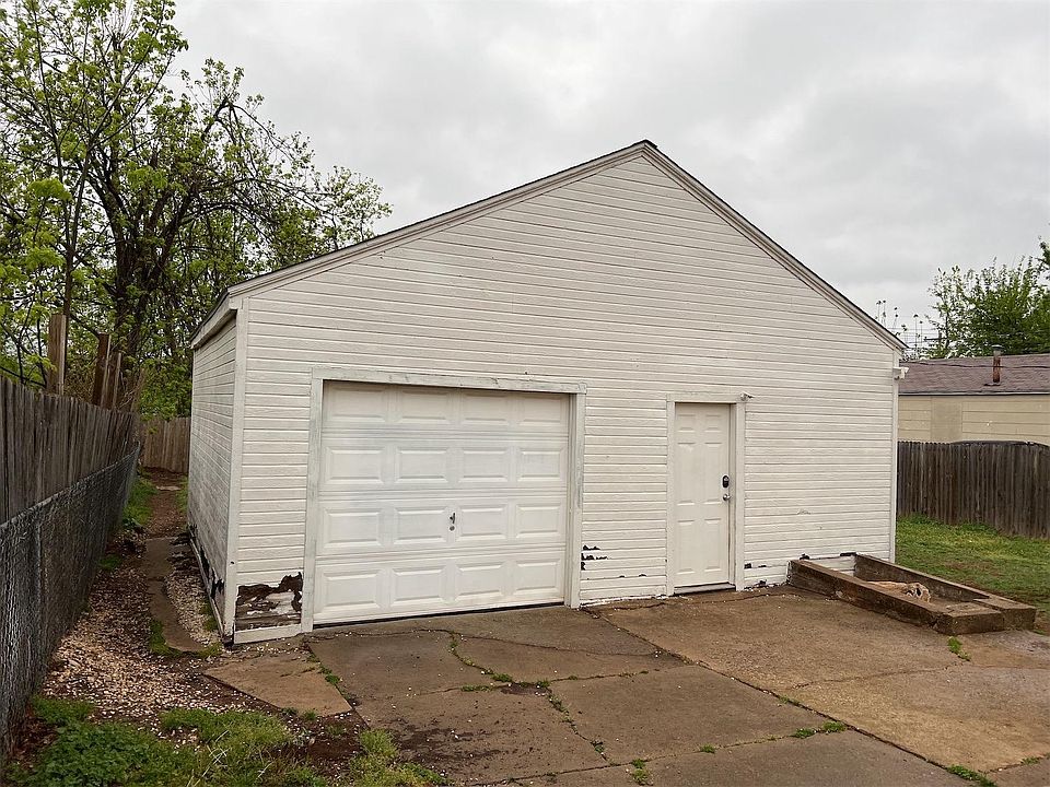 2nd image of 201 E Myrtle Ln