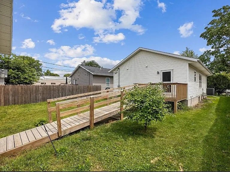 806 10th St SW — Photo 3