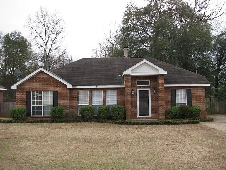 241 Magnolia Dr — Photo 1