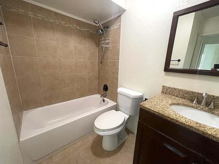 3300 W Hawthorne Ct — Photo 8