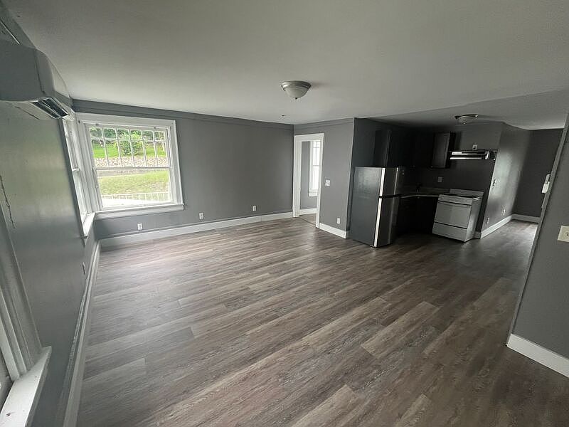 1st image of 32 Woodlawn Dr Unit 9