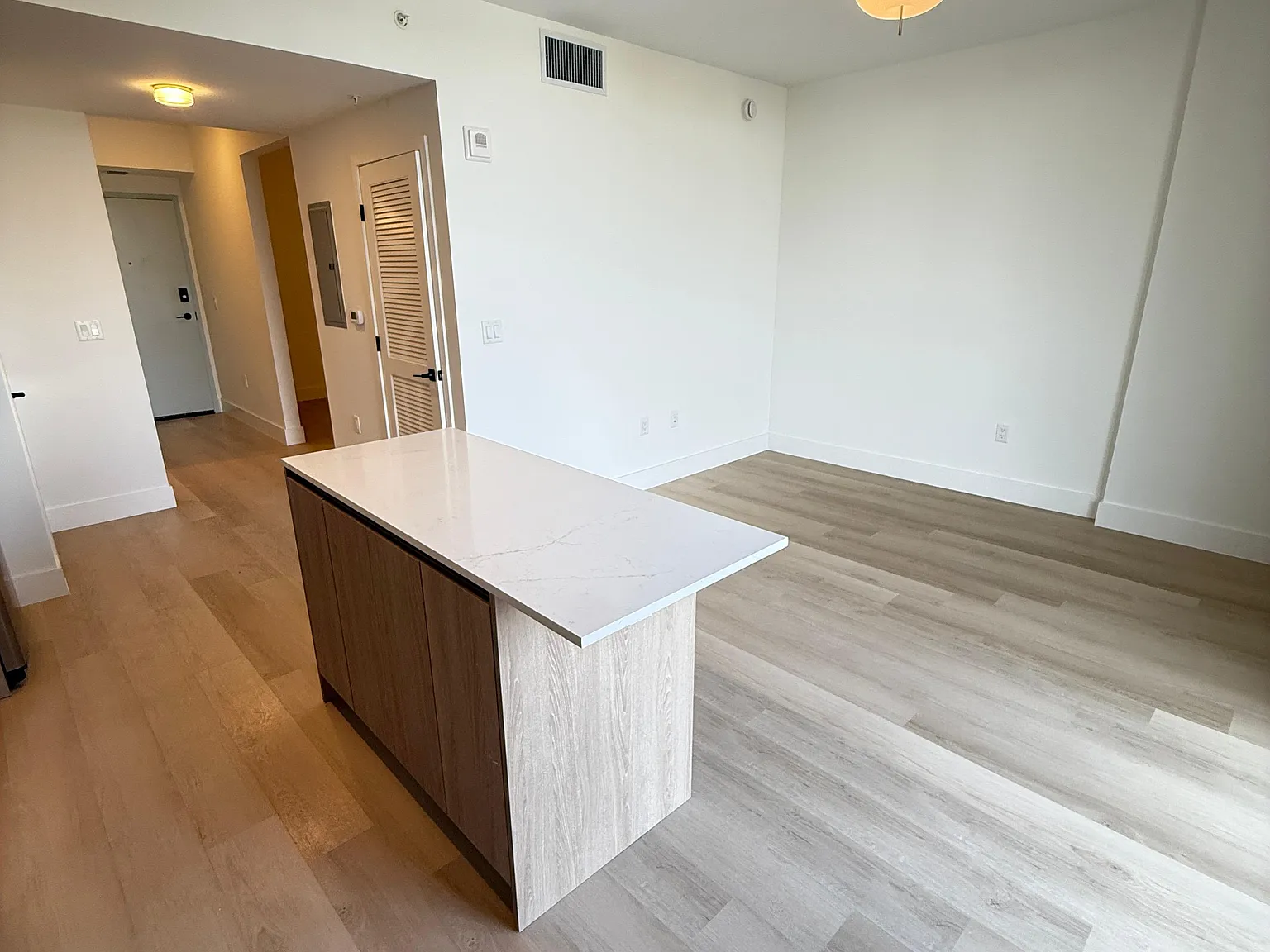 Studio, 586 sqft, $1,980 — Photo 4