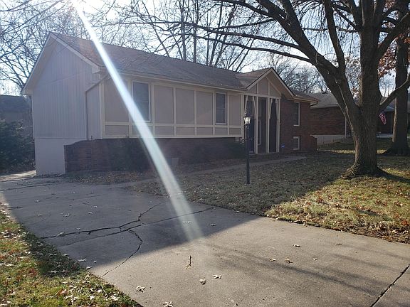 4th image of 701 Greenbriar Ter