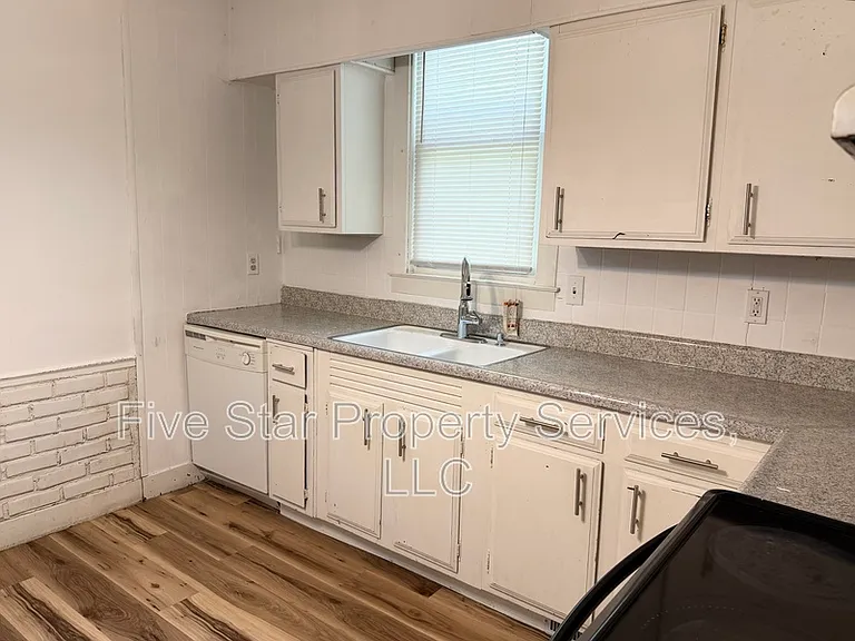 109 S Walnut St — Photo 4